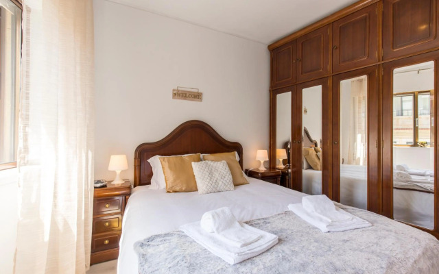 Metro Lapa House with sunny balcony and A/C