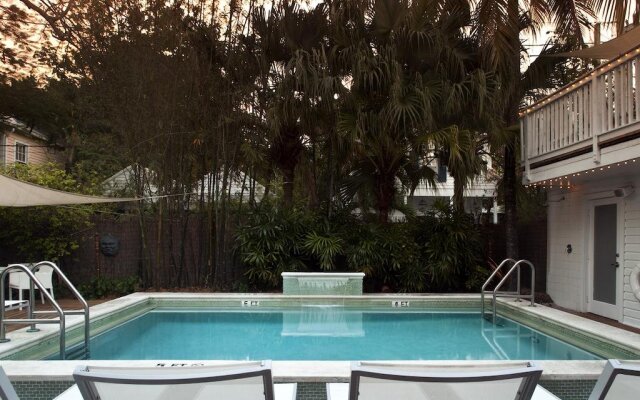 Alexander's Guesthouse - Adults Only