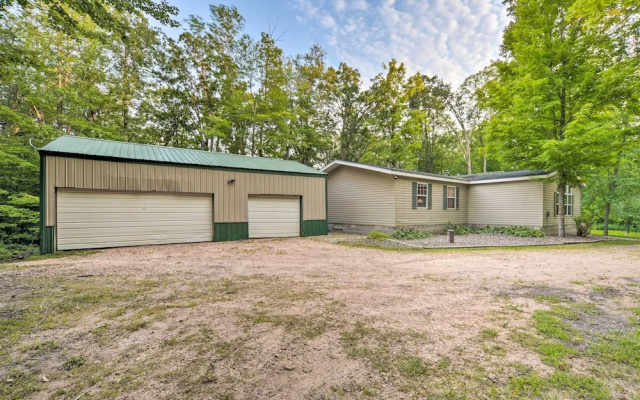 Tranquil Cabin Getaway Near Red Cedar Lake!