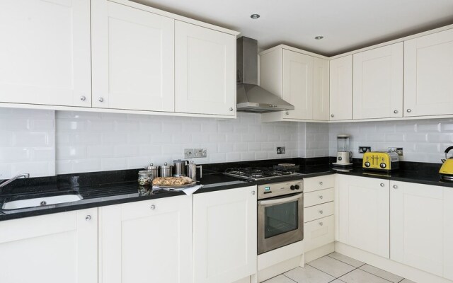 Sleek 2BR Mews House Just Off Portobello Road