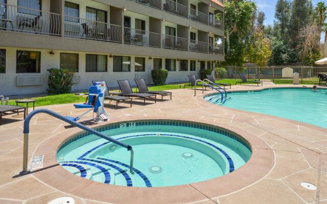 Holiday Inn Express Palm-Desert by IHG