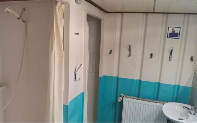 Eastern Comfort - The swimming hostel