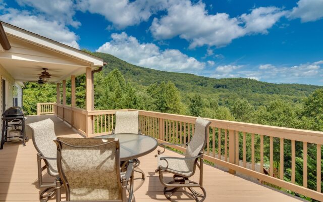 Mountain-view Hendersonville Hideaway!