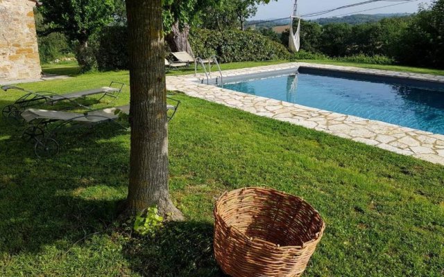 House With 2 Bedrooms In Trequanda With Shared Pool And Enclosed Garden