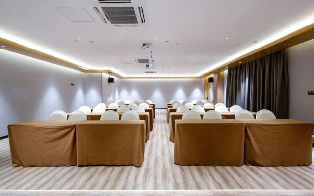 Yeste Hotel (Nanning Xianhu Wuhe University Town Pumiao)