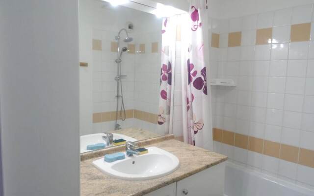 Apartment With 2 Bedrooms in Villeneuve-lès-avignon, With Pool Access,