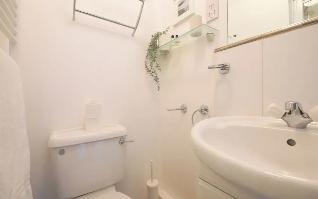 2 Bed Apartment Overlooking Water