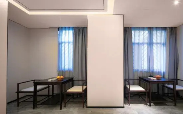 Moshang Qingju Hotel (Wuhan University of Technology, Jiedaokou)