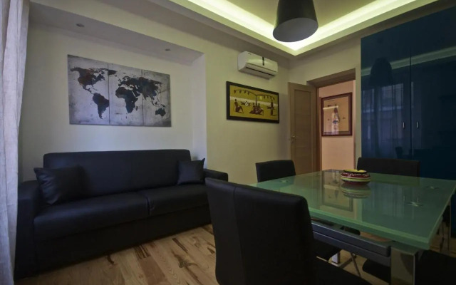 Piramide House