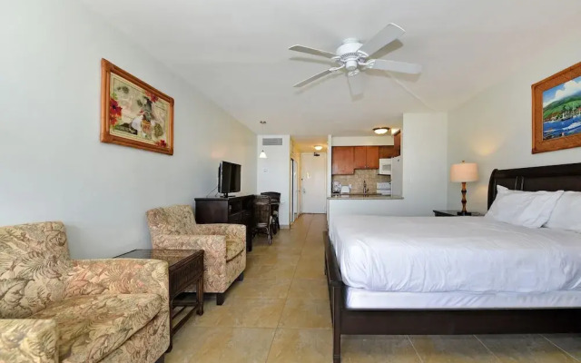 Lahaina Shores #425 Studio Bedroom Condo by RedAwning