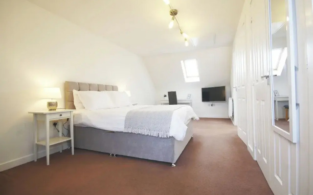 Modern 4 Bed Townhouse with Parking