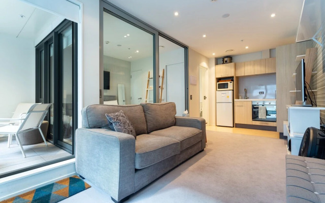 Toodle's Pristine inner-city nest with carpark