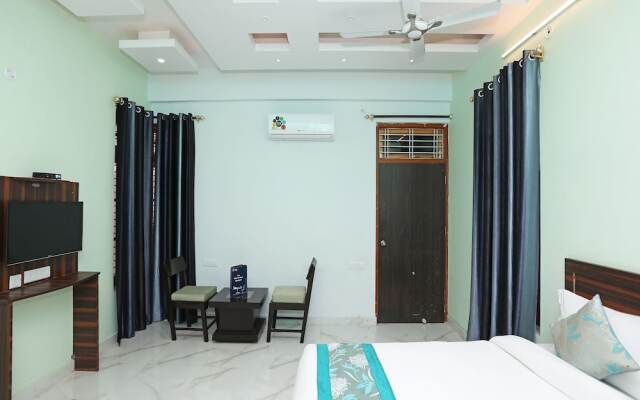 OYO 9967 Hotel Surya