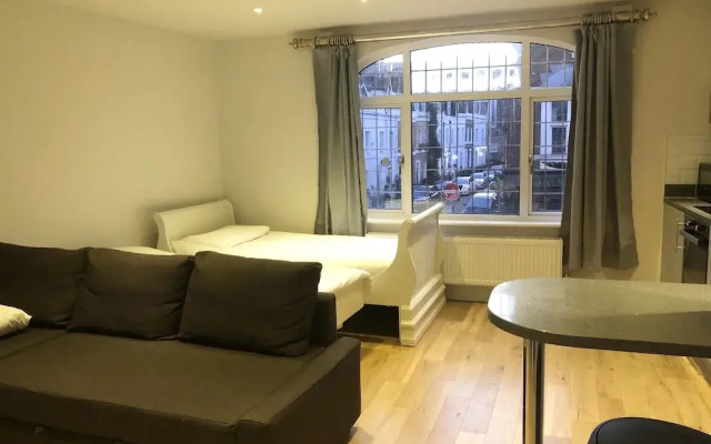 Stylish Maisonette and studio in Victoria