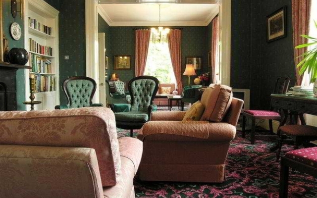 Ross Lake House Hotel