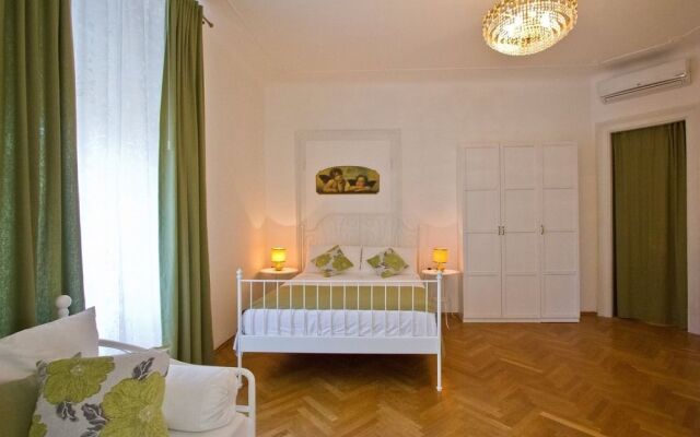 Golden Rooms Bed & Breakfast