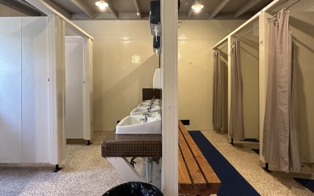 The Crossing Lodge and Backpackers