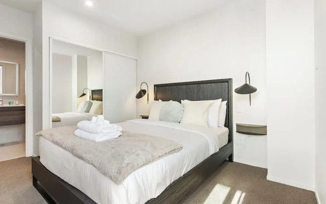 Augustus Haven Apartment with Parking