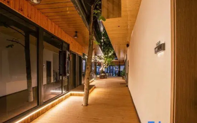Lixian Mountain Lodge Folk Hotel