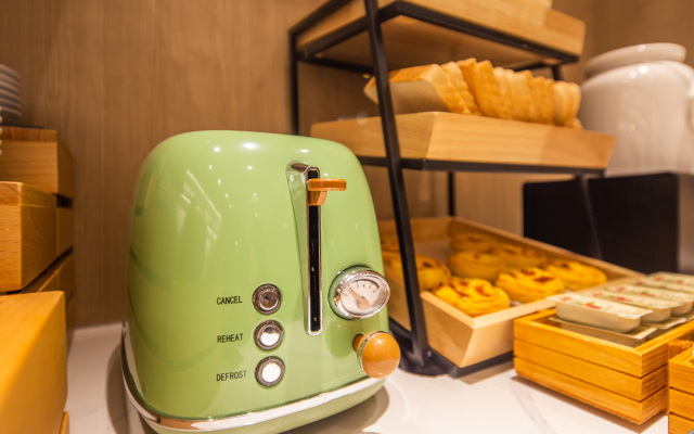 Elan Hotel (Luoyang Zhouwangcheng Plaza Subway Station Store)