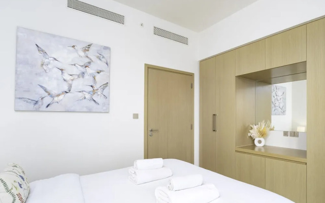 Sleek 1BR in Burj Royale with Canal View