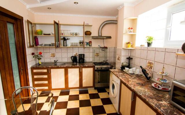 Charming Apartment in Villa near Airport