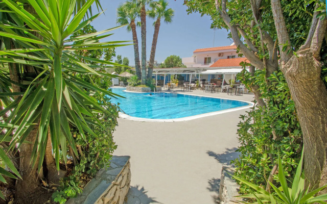 Chaplins Studios & Splash Pool Bar