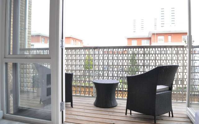 Modern 2 Bedroom East London Apartment With Balcony