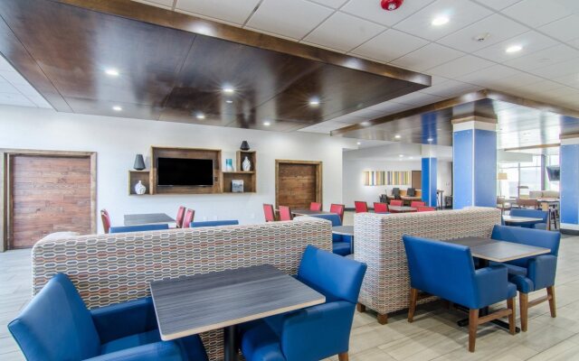 Holiday Inn Express & Suites Atchison by IHG