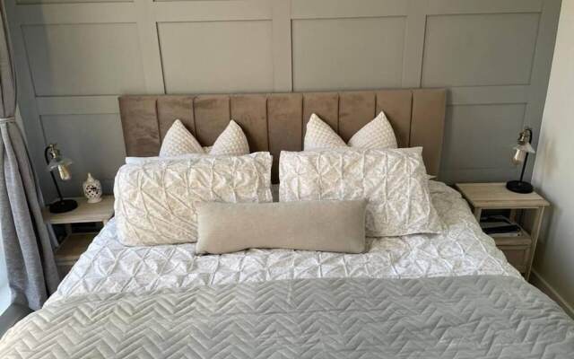 Stunning Apartment in Clifton Gardens, Westend