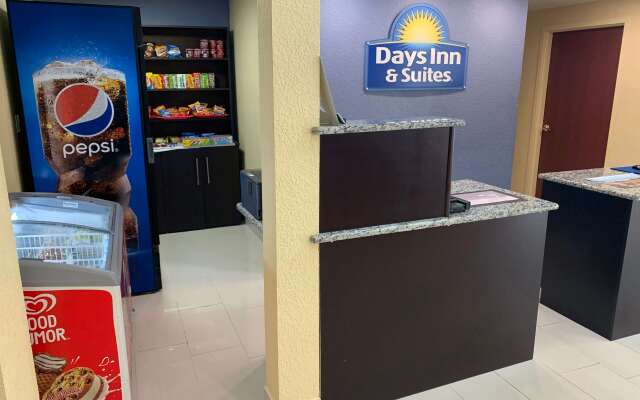 Days Inn & Suites by Wyndham Tampa/Raymond James Stadium