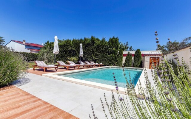 Amazing Home in Liznjan With Wifi and 3 Bedrooms