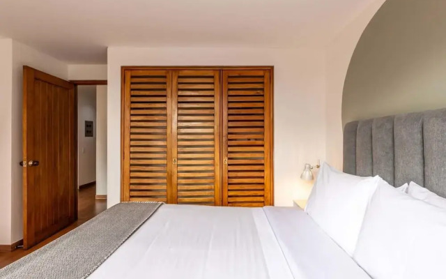 w Upscale 1BR in Cabrera