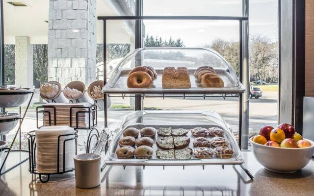 Clarion Pointe Jamestown - Falconer