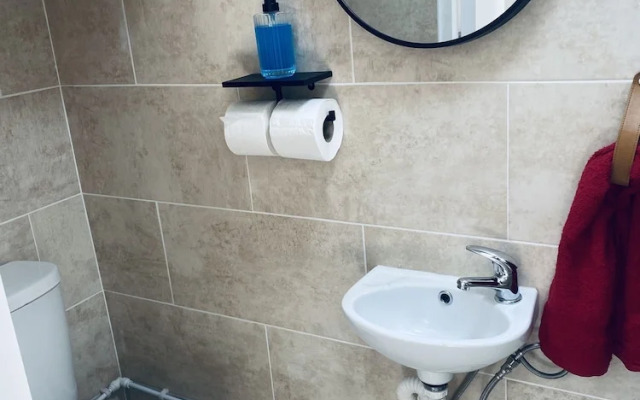 Inviting 5-bed House in Manchester