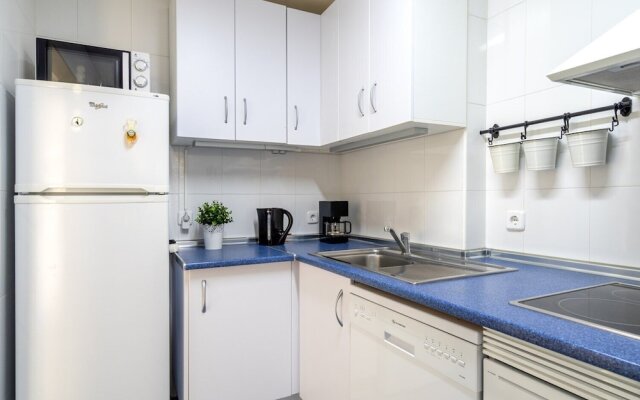 2BR  Apartment with Sea View, Gym and Pool Ref 129