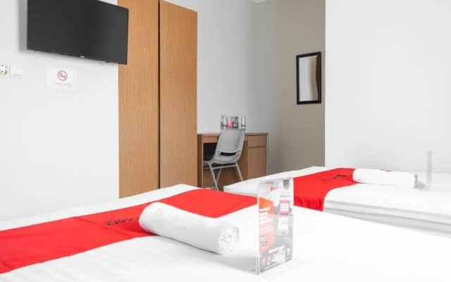 RedDoorz near Siloam Karawaci 3