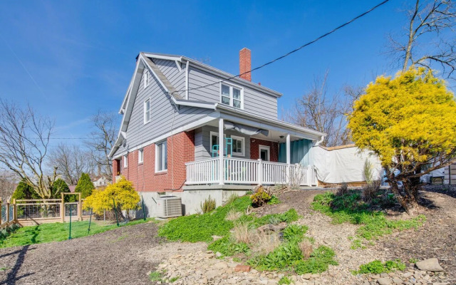 Pet-friendly Pittsburgh Home: 3 Mi to Downtown!