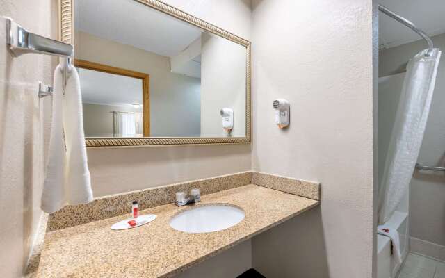 Super 8 by Wyndham Kansas City Airport North