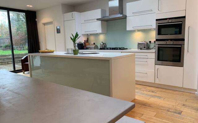 Lovely 2 Bedroom Apartment With Stunning Kitchen On To Garden