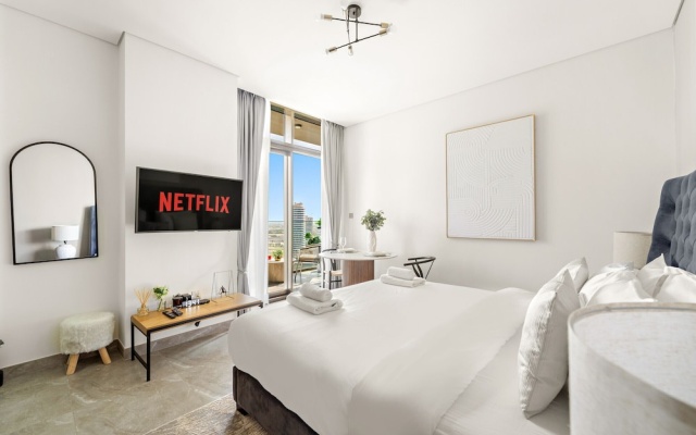 Peninsula One - 1710 Studio