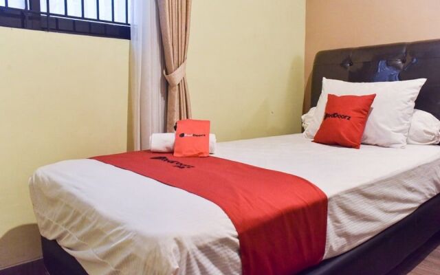 RedDoorz near Surabaya Town Square