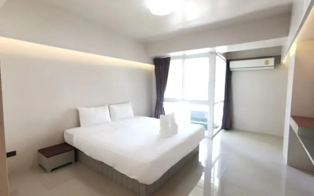 RedDoorz Premium A Room Bangkok