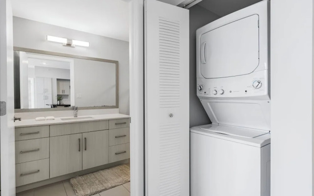 Stylish City-View Condo Pool Access