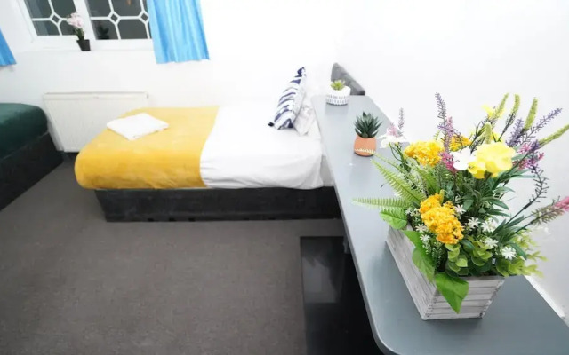 4Bed Spacious House Free Parking