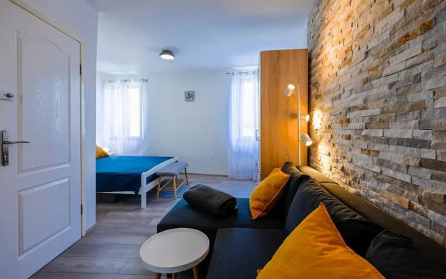 Old Town Modern and Sunny Studio Apartment