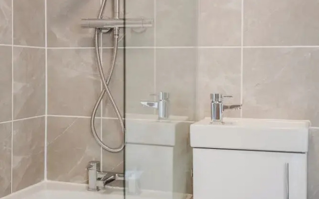 Corner House - Bright 2BD in Cheltenham