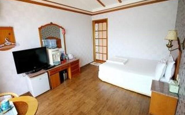 Goodstay Jangseungpo Beach Hotel