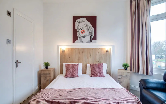 OYO TamTam Acton Hotel