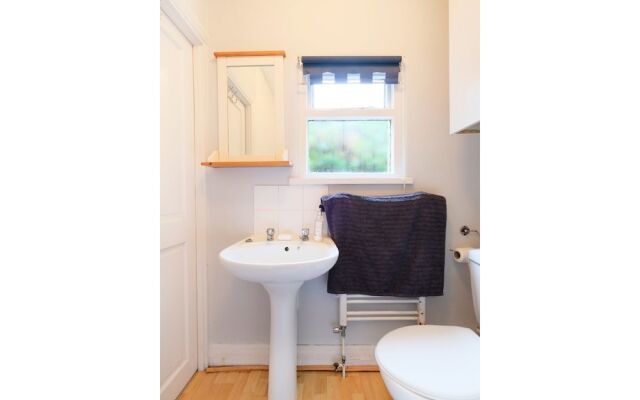 Modern 2 BR Flat in Bedford Park